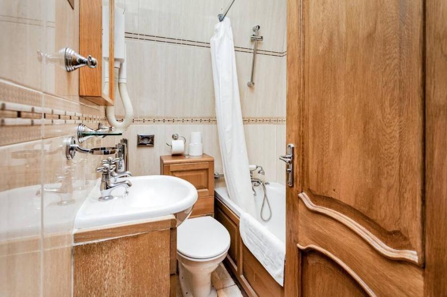 Three Bedroom Apartment Heart of West Kensington
