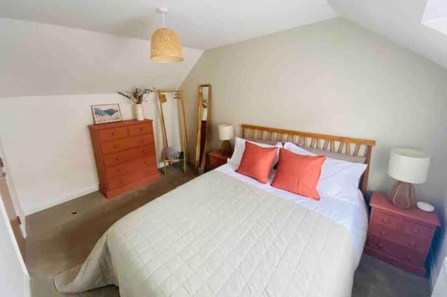 Beautiful, cosy cottage on market town high street