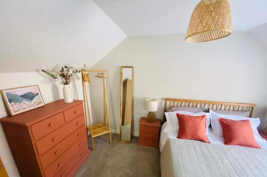 Beautiful, cosy cottage on market town high street