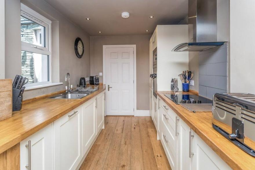 9 The Townhouses -  a house that sleeps 10 guests  in 5 bedrooms