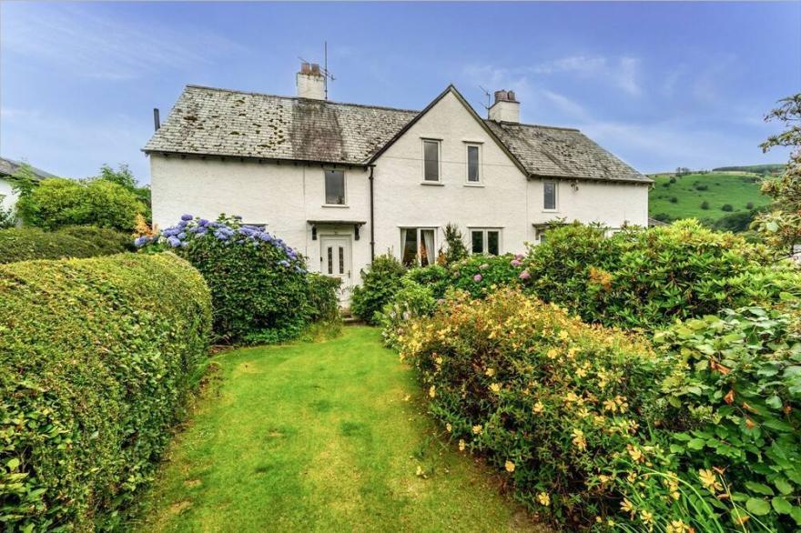 Rose Bank Cottage -  a cottage that sleeps 5 guests  in 3 bedrooms