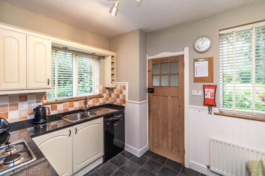 Rose Bank Cottage -  a cottage that sleeps 5 guests  in 3 bedrooms