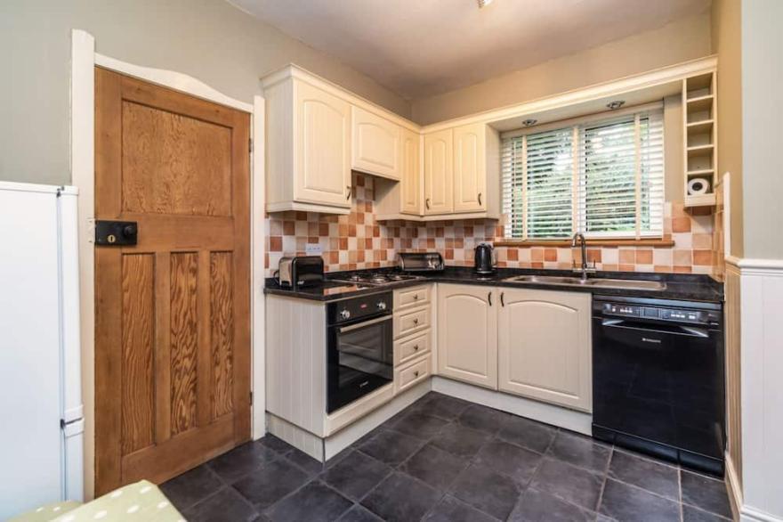 Rose Bank Cottage -  a cottage that sleeps 5 guests  in 3 bedrooms