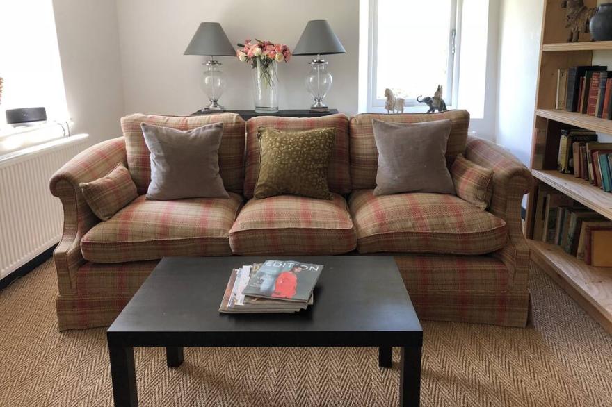 Large Boutique Holiday House with New hot tub near Bath