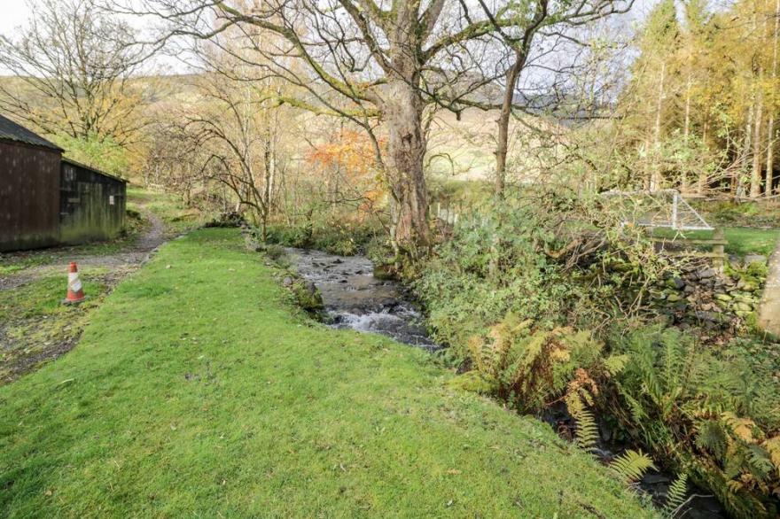 KILN HOW, pet friendly, with open fire in Threlkeld