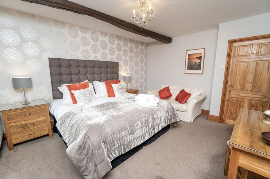 Bridge House Apartment 2 -  an apartment that sleeps 6 guests  in 3 bedrooms