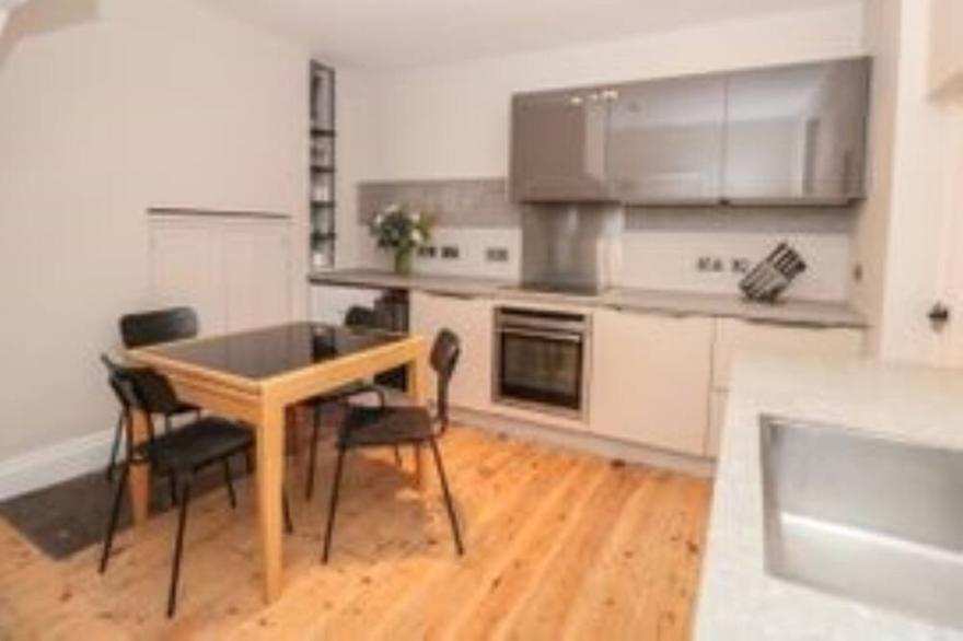 Townhouse Dartmouth sleeps 8
