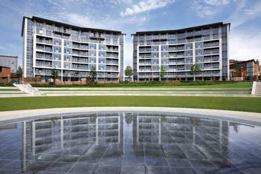 Nr Bullring Birmingham City with Balcony & Parking