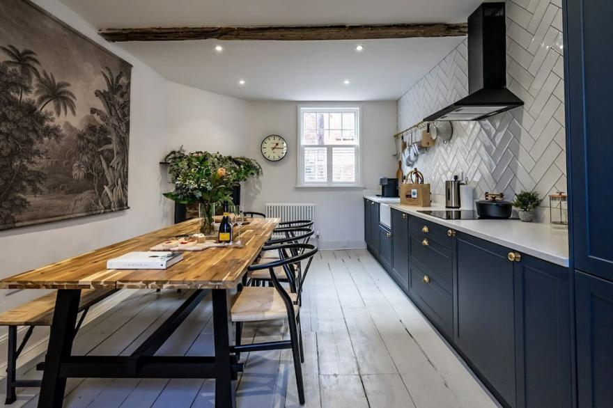 5 Precentors Court -  a premium stay that sleeps 6 guests  in 3 bedrooms