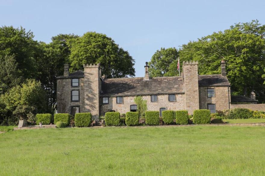 FERNHILL CASTLE, family friendly, luxury holiday cottage in Skipton