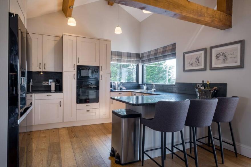 JASPERS RETREAT, pet friendly in Bowness-On-Windermere