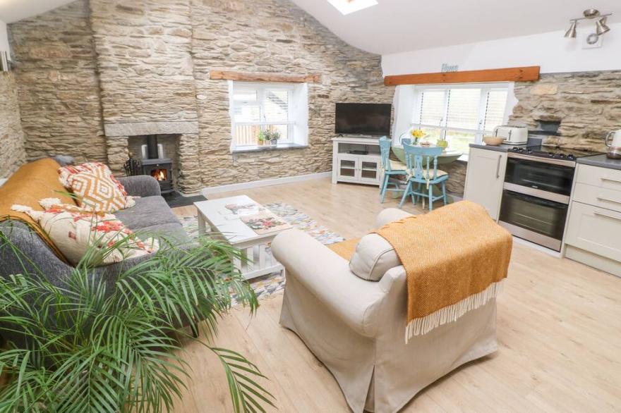 WHEEL COTTAGE, pet friendly, character holiday cottage in Pelynt
