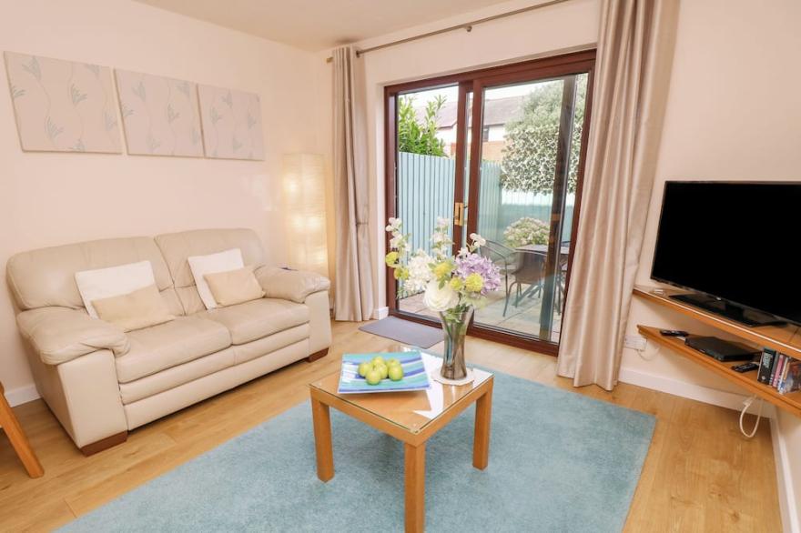 POOLE QUAY COTTAGE, family friendly, country holiday cottage in Poole