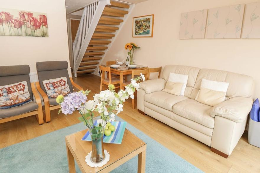 POOLE QUAY COTTAGE, family friendly, country holiday cottage in Poole