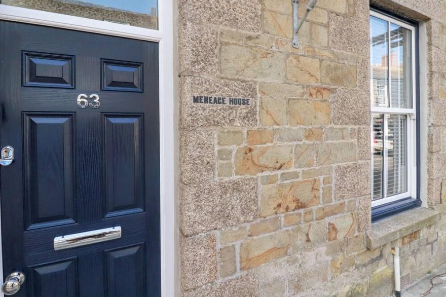 MENEAGE HOUSE, pet friendly, with a garden in Helston