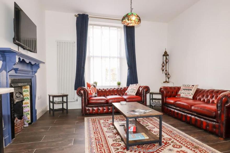 MENEAGE HOUSE, pet friendly, with a garden in Helston