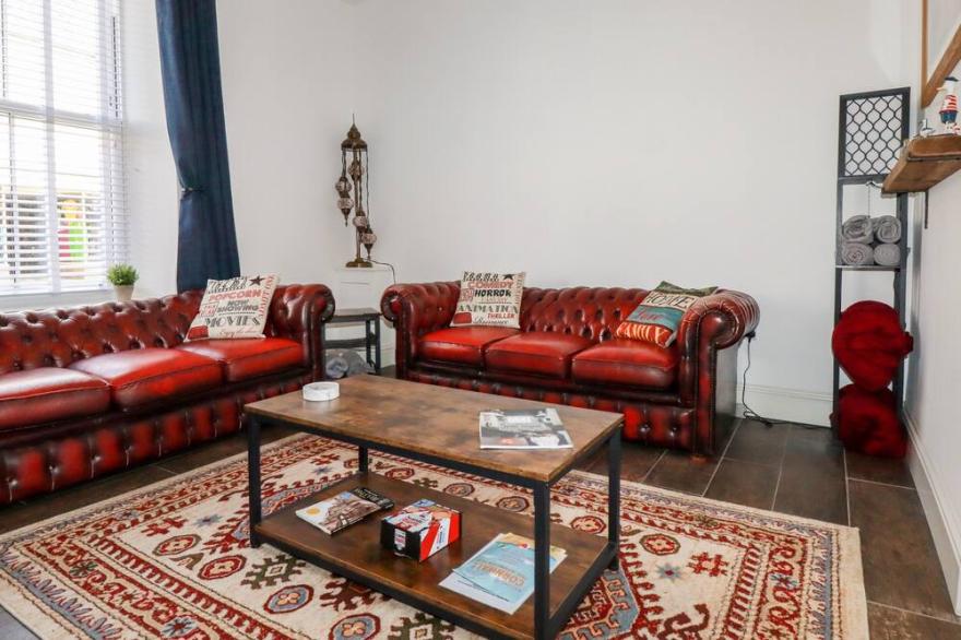 MENEAGE HOUSE, pet friendly, with a garden in Helston