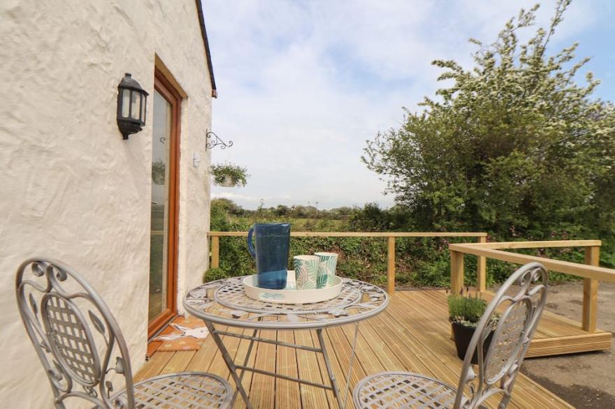 IVY CORNER, pet friendly, character holiday cottage in Hayle