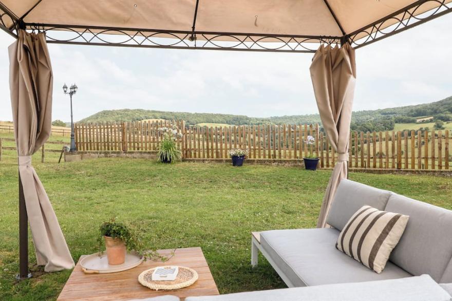 FARM VIEW LODGE, family friendly, with a garden in Painswick