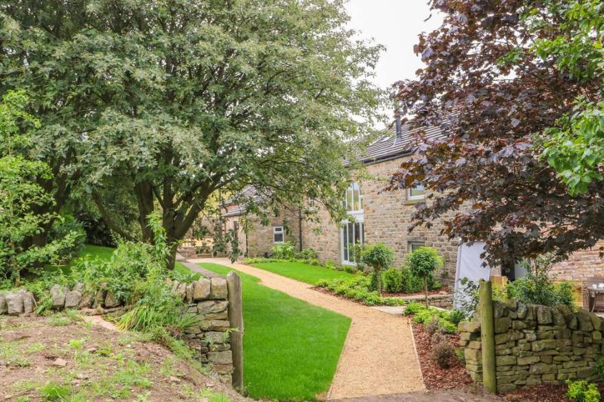 OVERLEA COWSHED, romantic, character holiday cottage in Hayfield