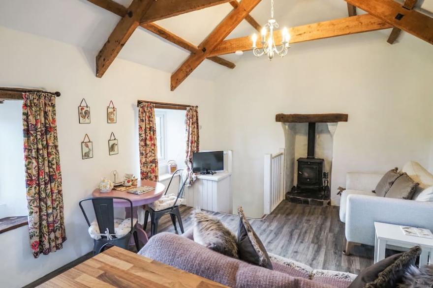 BARN COTTAGE, romantic, character holiday cottage in Pelynt
