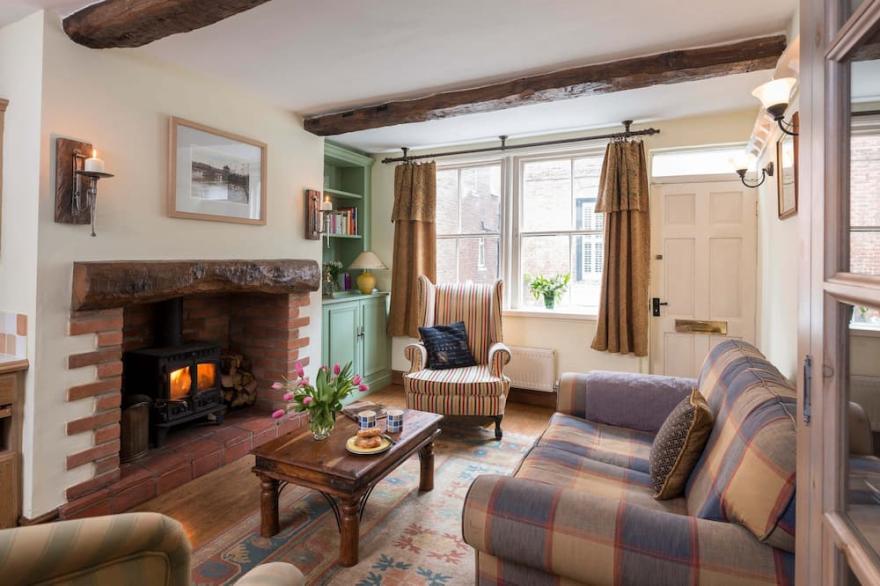 COBBLES HOUSE, family friendly, with open fire in Whitby