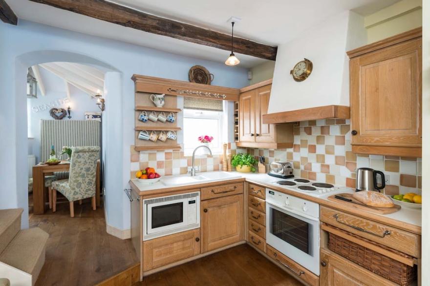 COBBLES HOUSE, family friendly, with open fire in Whitby