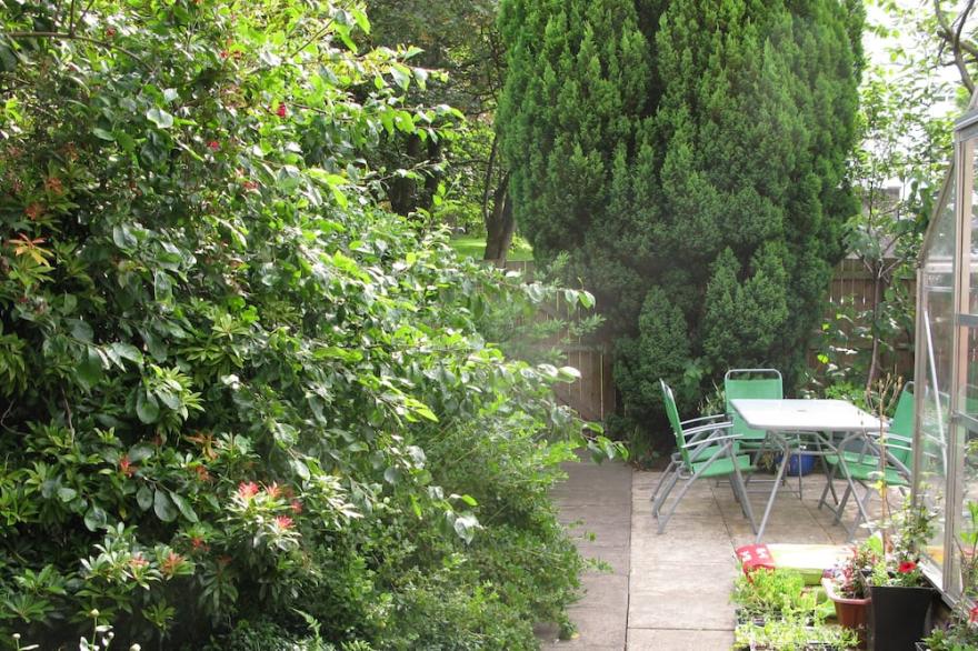Self-contained annex close to all transport links in Glasgow's West End