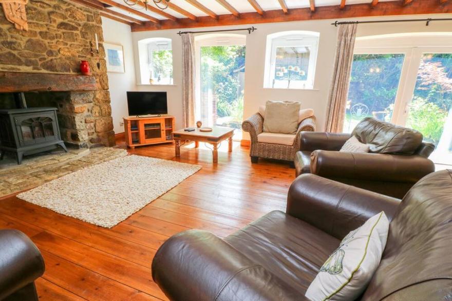COTH SKYBER, pet friendly, character holiday cottage in Hayle
