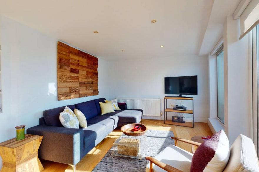 Sunny and quiet 2 bed Penthouse flat in Haggerston