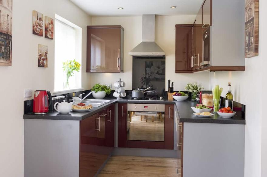 SUNNY CORNER COTTAGE, pet friendly, with pool in Filey