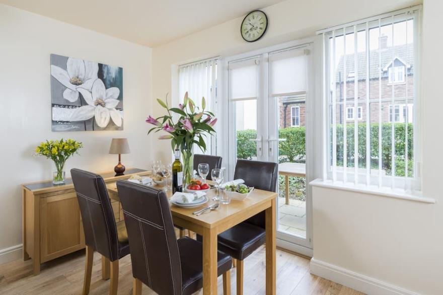 SUNNY CORNER COTTAGE, pet friendly, with pool in Filey