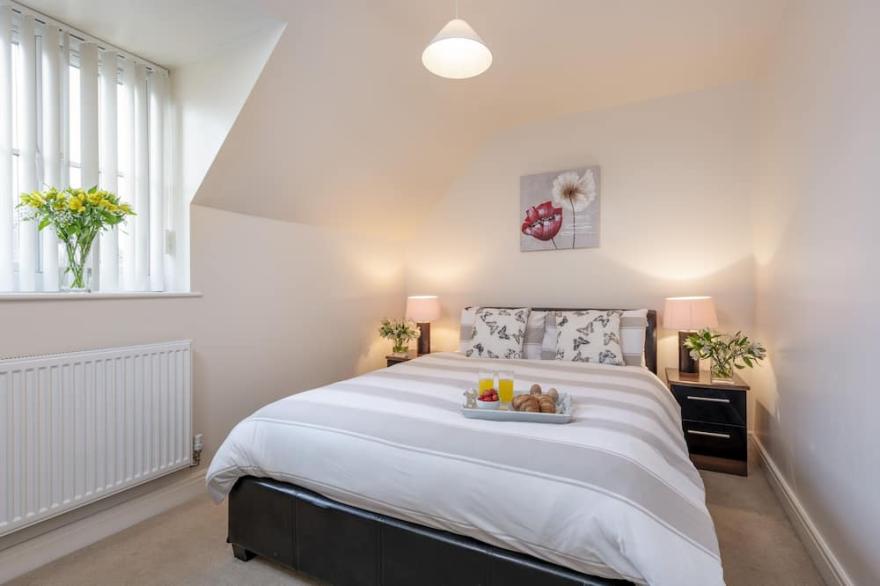 SUNNY CORNER COTTAGE, pet friendly, with pool in Filey