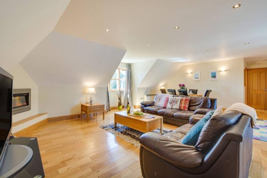 Carnethic Penthouse - Two Bedroom Apartment, Sleeps 6