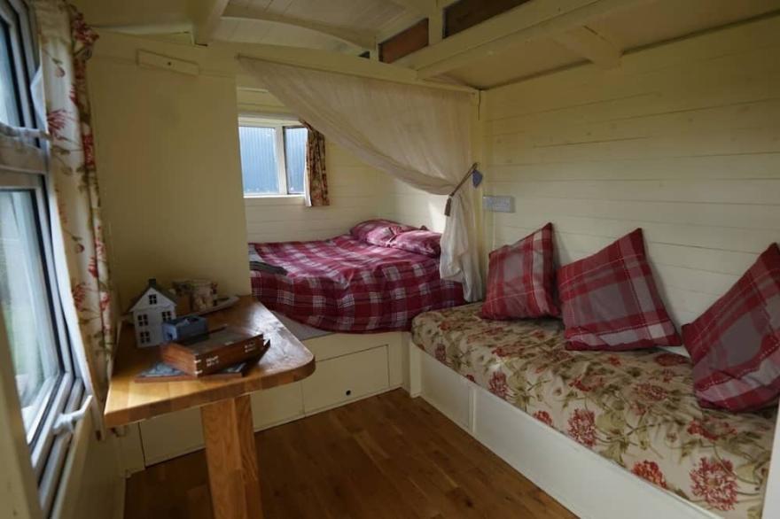 Showman's Hut @ Westcote