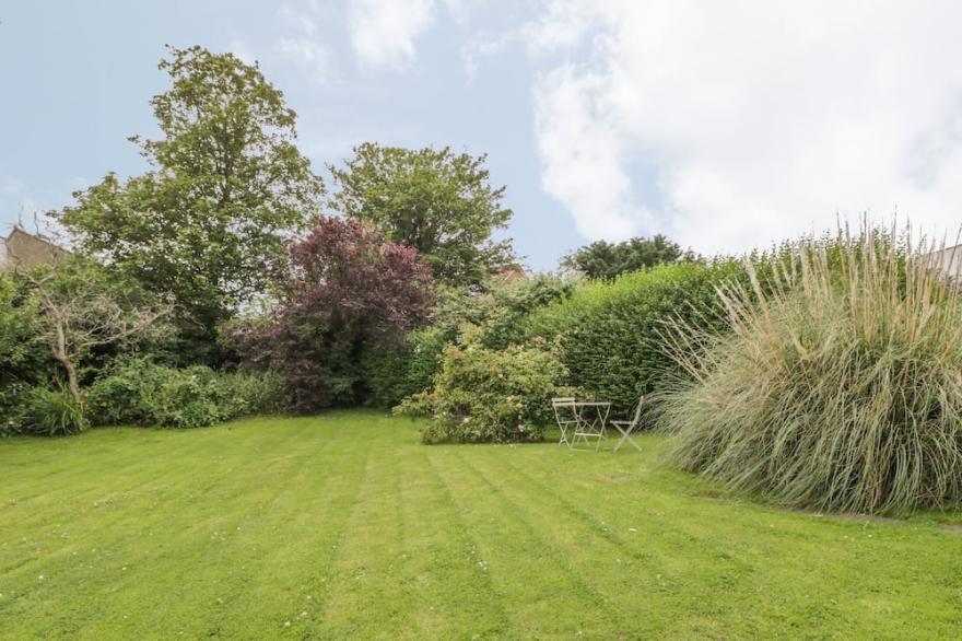 STAKESBY HOUSE APARTMENT 3, country holiday cottage in Whitby