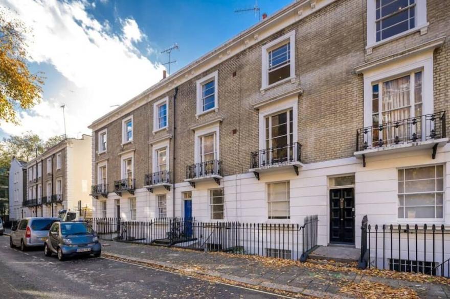 Chic & modern 2-bed flat w/ patio in Pimlico, Central London