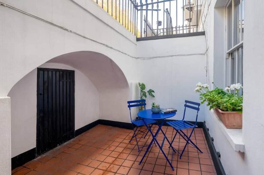 Chic & modern 2-bed flat w/ patio in Pimlico, Central London