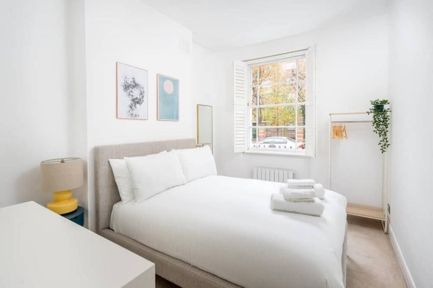 Chic & modern 2-bed flat w/ patio in Pimlico, Central London