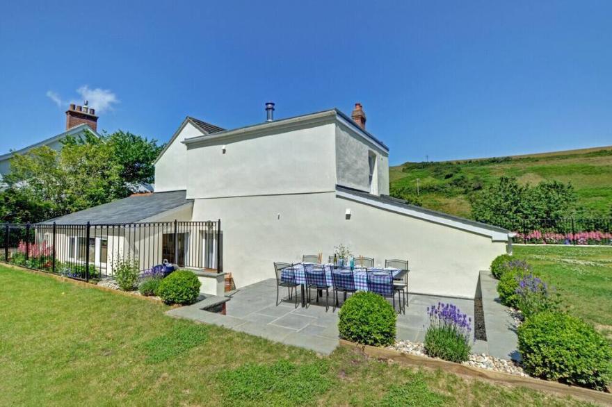 Hillside & The Barn - Six Bedroom House, Sleeps 12