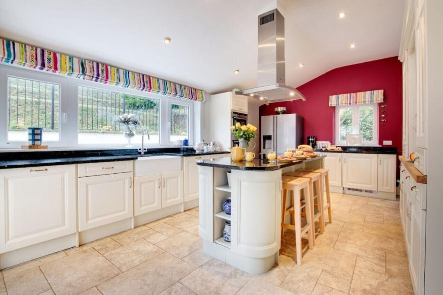 Hillside & The Barn - Six Bedroom House, Sleeps 12