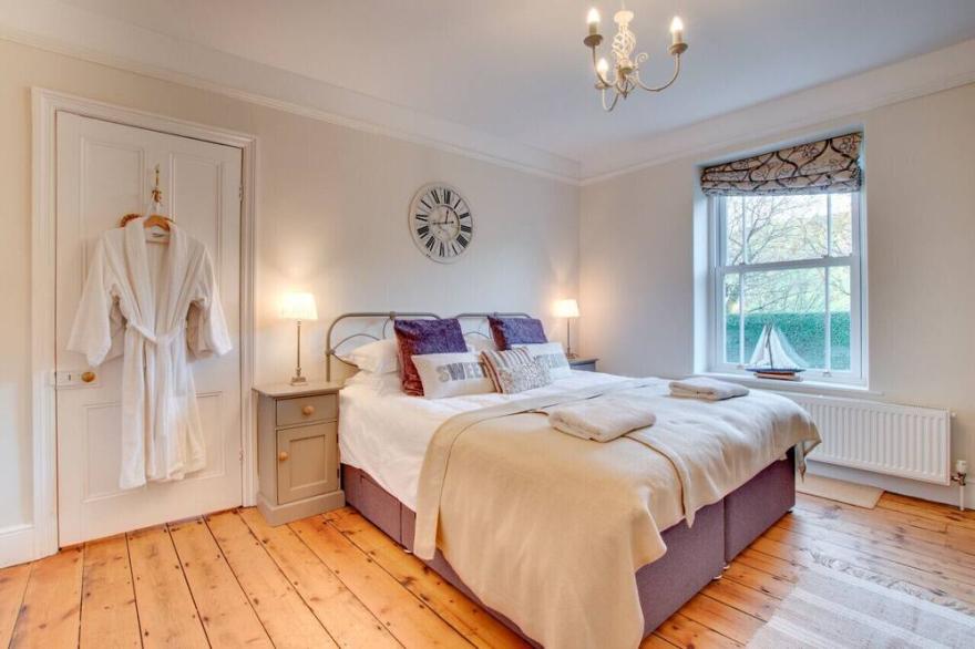 Hillside & The Barn - Six Bedroom House, Sleeps 12
