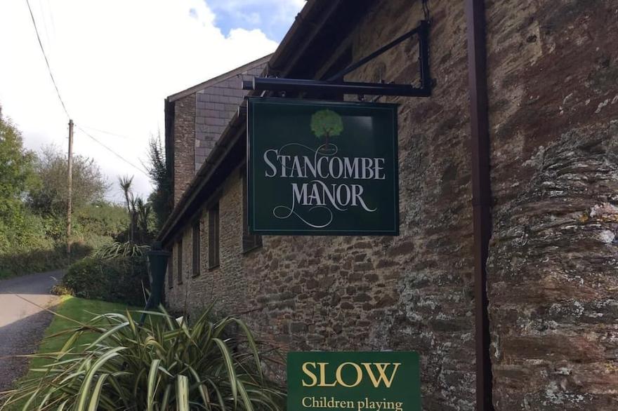 Self contained studio, Stancombe Manor Estate, shared facilities, indoor pool