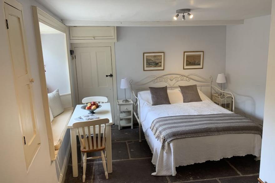 Self contained studio, Stancombe Manor Estate, shared facilities, indoor pool