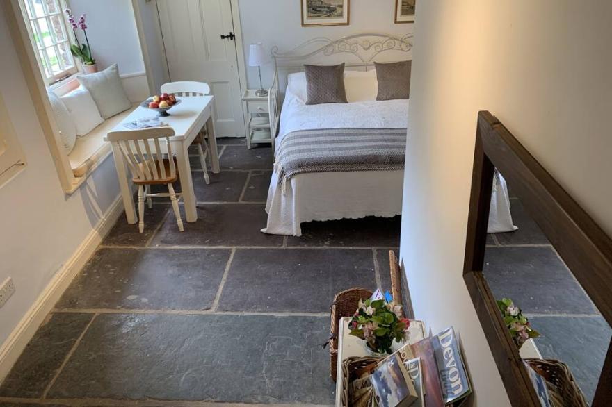 Self contained studio, Stancombe Manor Estate, shared facilities, indoor pool