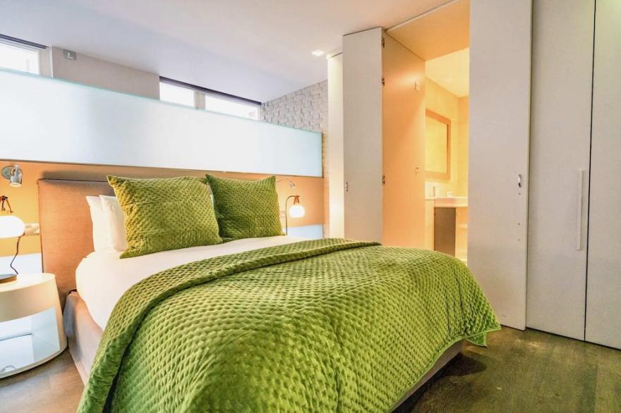 Bright, Modern Split-Level 1 Bed Apartment Holborn