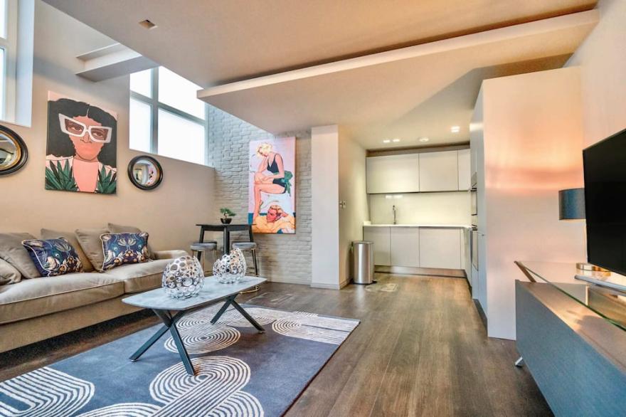 Bright, Modern Split-Level 1 Bed Apartment Holborn