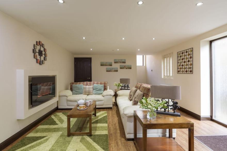 ROSE COTTAGE, FILEY, pet friendly, character holiday cottage in Filey
