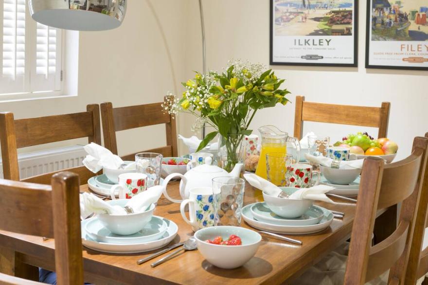ROSE COTTAGE, FILEY, pet friendly, character holiday cottage in Filey