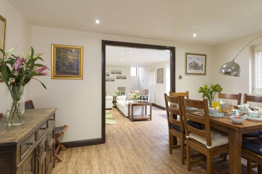 ROSE COTTAGE, FILEY, pet friendly, character holiday cottage in Filey